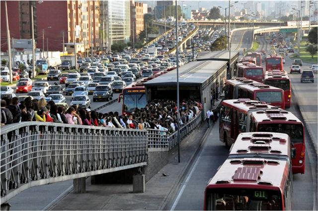 콜롬비아 보고타시 중심부의 버스중앙차로(BRT) 정류장에서 시민들이 출근하기 위해 줄을 선 모습. 2015년까지 보고타에 서울의 교통카드시스템이 구축되면 모든 버스와 정류장이 단일 환승시스템으로 통합돼 교통 인프라가 대폭 개선될 것으로 콜롬비아 정부는 전망하고 있다. LG CNS 제공