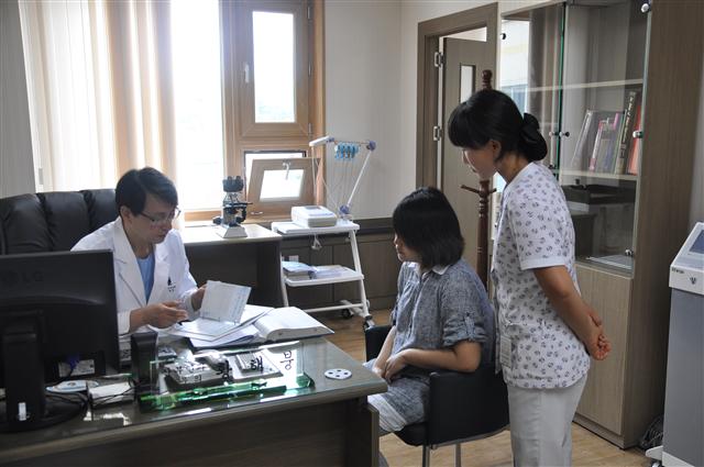 19일 충북 영동병원 산부인과에서 황해붕(왼쪽) 전문의가 임신부와 상담을 하고 있다. 영동군 제공