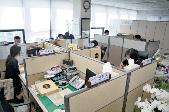 기초자치단체의 서울사무소가 효율성 논란을 부르는 가운데 21일 서울 용산구 한강로2가 한국지방행정공제회관 건물에 입주해 있는 광역단체 경북도의 서울사무소에서 직원들이 업무를 보고 있다.