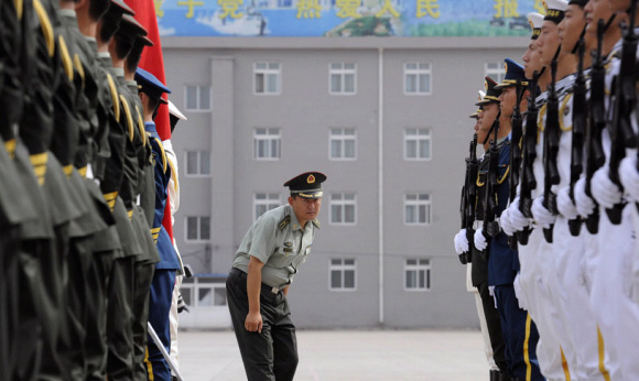 지난 21일 섭씨 35도를 오르내리는 무더위 속에서 중국 인민해방군 의장대원이 땀을 쏟아내며 훈련을 받고 있다. 이들은 어떤 상황에서도 선 채로 세 시간 이상 움직이지 않고 40초 이상 눈을 깜빡이지 않아야 한다. 중국신문망 제공