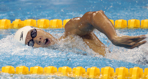 25일 중국 상하이 오리엔탈 스포츠센터 수영장에서 열린 2011 국제수영연맹(FINA) 세계수영선수권대회 남자 자유형 200m 예선에서 박태환이 힘차게 물살을 가르고 있다.  연합뉴스