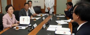 신연희(왼쪽) 강남구청장이 지난 19일 중소기업기술혁신협회와 일자리 창출 양해각서(MOU)를 교환하는 자리에서 일자리 창출을 위한 협력 방안을 논의하고 있다.