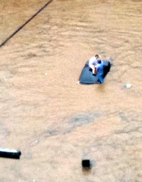 사상 최악의 폭우가 쏟아진 27일 오전 서울 지하철 강남역 인근 진흥아파트 사거리가 물에 잠기면서 고립된 시민 두 명이 차량 위로 올라가 구조를 기다리고 있다. 연합뉴스