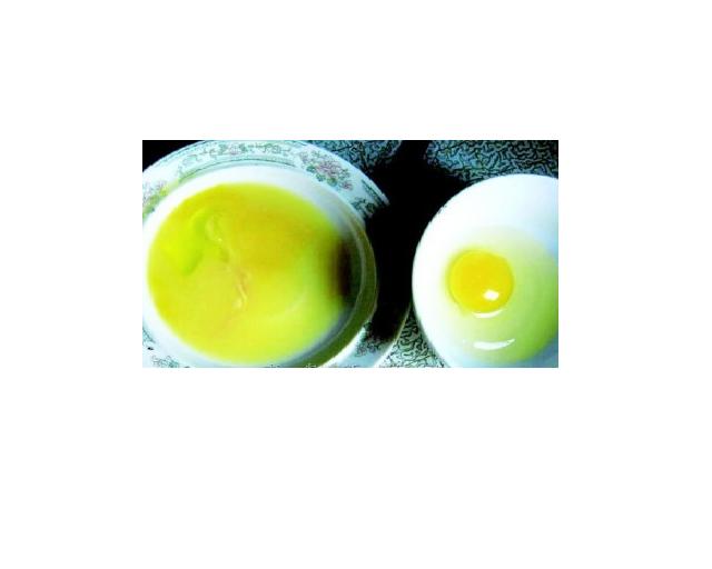 북한에서 대량으로 팔리고 있는 가짜 계란(왼쪽). 오른쪽 진짜 계란과 달리 가짜 계란은 노른자위가 풀려 있다. 