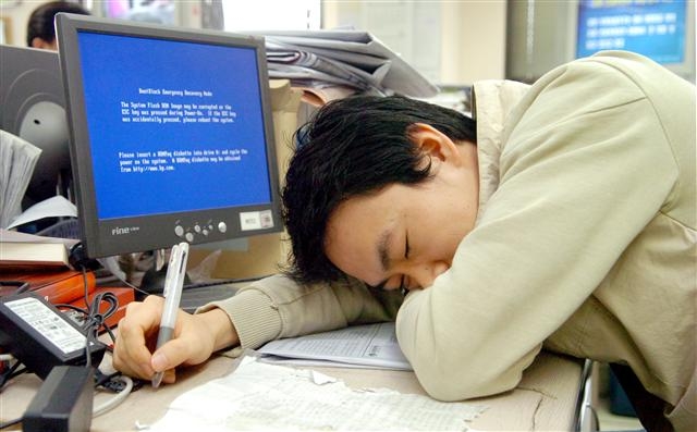 한 직장인이 책상에 엎드려 잠을 자고 있다. 종종 예상치 못한 장소에서 쓰러져 잠이 든다면 수면장애인 ‘기면증’을 의심해 볼 만하다. 일정 시간을 정해 밤과 낮에 잠을 나누어 자는 습관이 필요하다. 서울신문 포토라이브러리
