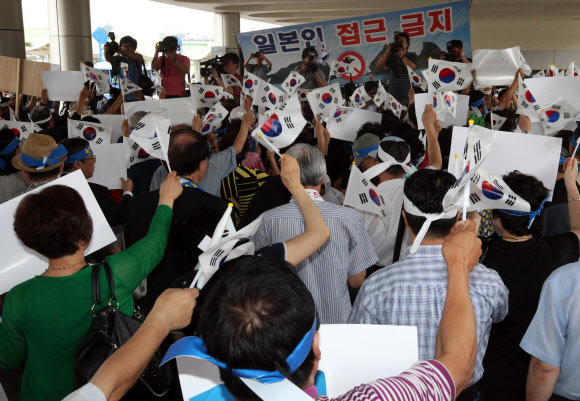 일본 자민당 의원들이 울릉도 방문을 위해 입국하기로 한 1일 오전 서울 김포공항에서 보수단체 회원들이 입국 반대 시위를 벌이고 있다.  연합뉴스