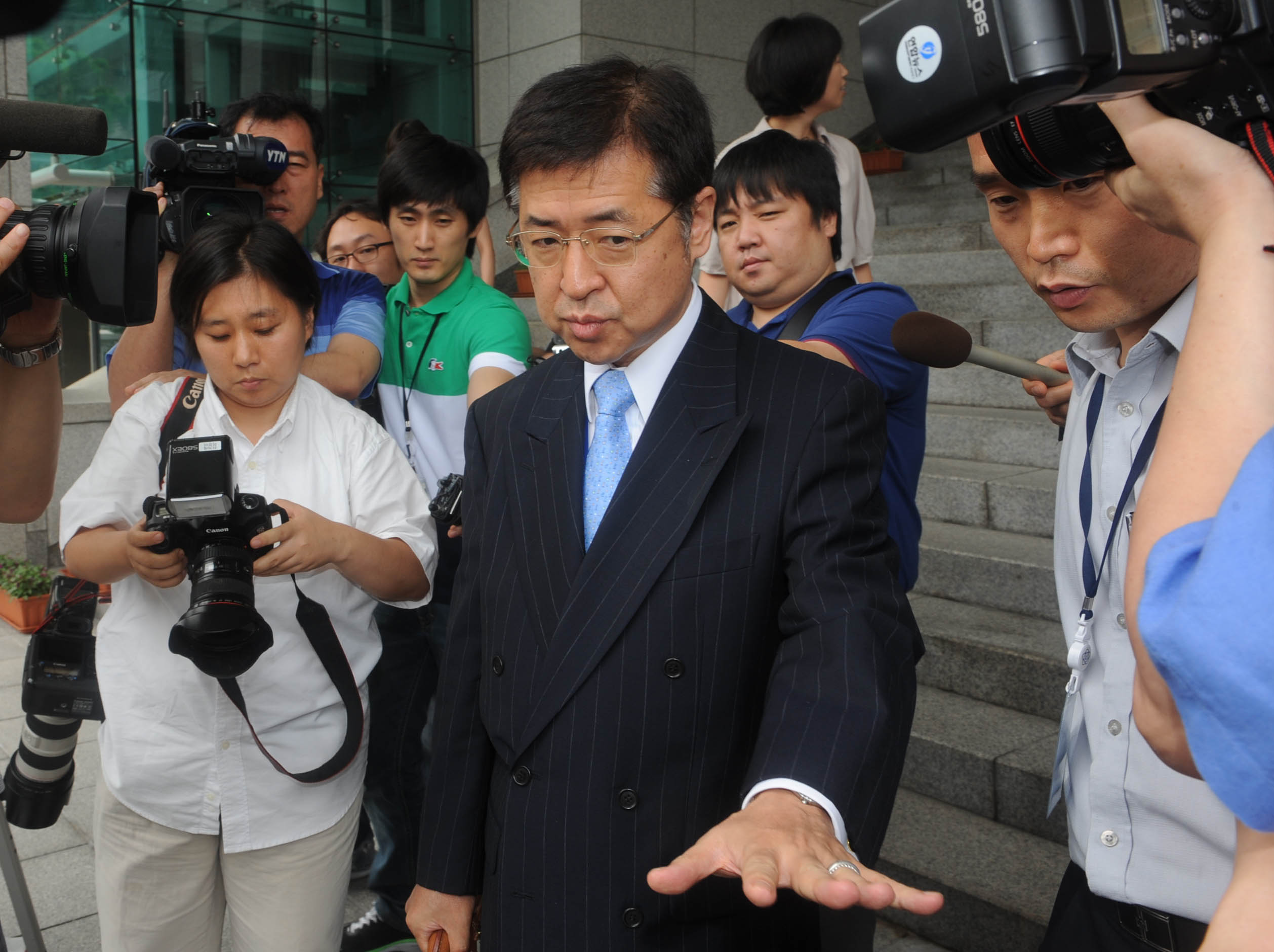 외교부 청사 나서는 日 공사  가네하라 노부카쓰(가운데) 주한 일본 대사관 정무공사가 2일 서울 종로구 도렴동 외교통상부로 불려가 일본 정부의 방위백서 발표 등에 대한 우리 정부의 항의를 받은 뒤 청사를 나서고 있다. 안주영기자 jya@seoul.co.kr 