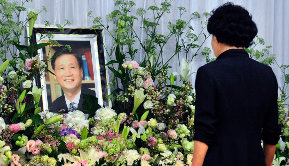 엇갈린 평가 뒤로 하고…   한국교회 복음주의 신앙운동에 앞장선 하용조 목사의 빈소가 마련된 서울 용산구 서빙고동 온누리교회 지하 두란노홀에서 한 교인이 조문을 하고 있다.  이언탁기자 utl@seoul.co.kr 