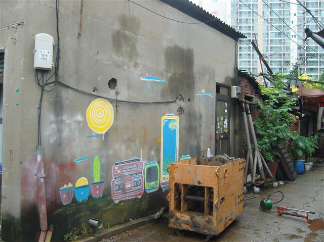 서울 영등포구 문래동 3가 내 문래창작촌의 풍경. 2000년대 초반부터 젊은 예술가들이 비어 있는 철공소 공간을 작업실을 꾸미며 자연스레 형성됐다.