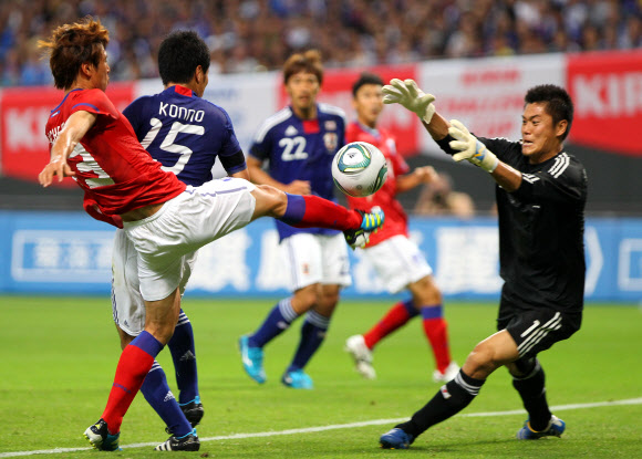 열심히 찼으나…   한국 축구대표팀 구자철(왼쪽)이 10일 일본 홋카이도 삿포로돔에서 열린 한·일전 후반 슛을 하고 있다.  삿포로 연합뉴스 