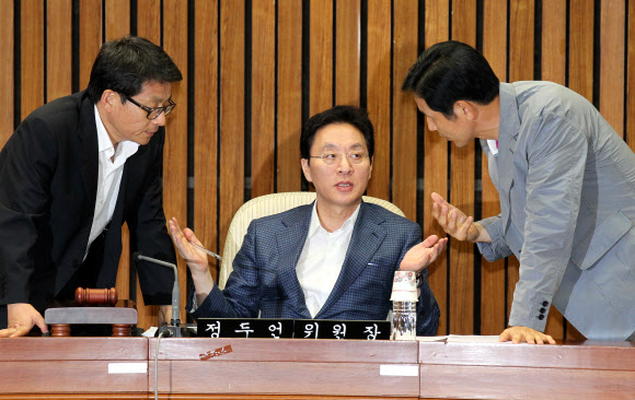 12일 국정조사 결과보고서 채택을 끝으로 활동을 마친 국회 저축은행 부실사태 진상규명을 위한 국정조사특위의 전체회의에 앞서 정두언(가운데) 위원장과 한나라당 차명진(왼쪽)·민주당 우제창 간사가 이야기를 나누고 있다. 연합뉴스