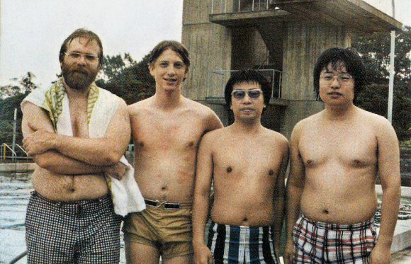 망중한을 즐기는 20대 시절의 마이크로소프트 공동 창업자. 왼쪽부터 폴 앨런, 빌 게이츠, 주니치 오카다, 케이 니시. 1979년 첫 출장지인 일본에서 찍었다. 앨런은 26살, 게이츠는 24살이었다.