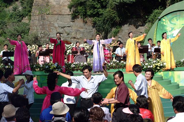 2003년 8월 KBS와 북한 조선중앙방송 공동 주최로 평양 모란봉에서 열린 ‘평양 노래자랑’에서 참석자들이 노랫소리에 맞춰 흥겹게 춤을 추고 있다. 연합뉴스