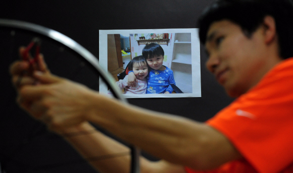 조성국(자전거 수리 종목) 선수가 두 아이의 사진을 벽에 붙여 놓고 연습을 하고 있다. 조 선수는 힘들 때마다 이 사진을 보고 마음을 다잡는다고 한다. 손형준기자 boltagoo@seoul.co.kr