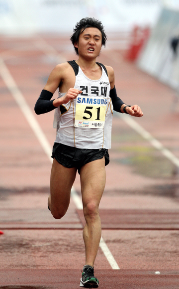 한국 남자 마라톤의 기대주 정진혁이 지난 3월 20일 열린 서울국제마라톤대회에서 역주를 펼치고 있다. 정진혁은 당시 대회에서 2시간 9분 28초로 개인 최고기록을 세우며 2위를 차지했다. 동아일보 제공