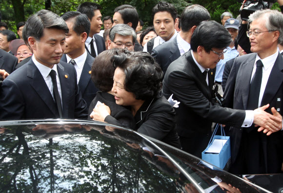 18일 서울 동작구 동작동 국립현충원에서 열린 김대중 전 대통령 서거 2주기 추도식에서 이희호 여사가 노무현 전 대통령의 부인인 권양숙 여사를 안아주고 있다. 연합뉴스