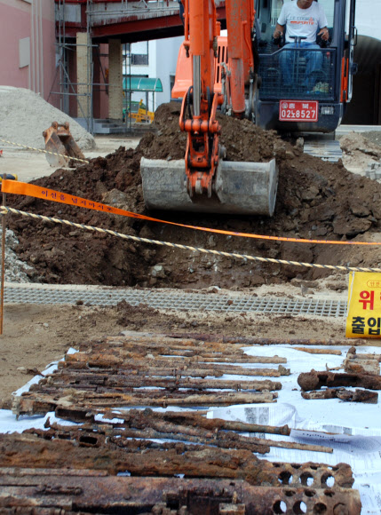 22일 오후 1시20분께 충북 충주시 교현동 충주여중 다목적회관 앞에서 터 파기 공사를 하던 중장비 기사 윤모(47)씨가 소총 23정을 발견해 경찰에 신고했다.  경찰은 군 폭발물처리반(EOD)은 이 총들이 1945~1950년에 생산돼 주로 미군이 쓰던 낡은 소총으로 폭발 위험성이 없다고 밝혔다.  연합뉴스