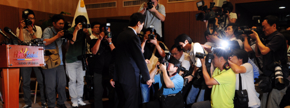 오세훈 서울시장이 24일 오후 주민투표 무산에 대한 입장을 밝히고 취재진의 질문에 일절 응하지 않은 채 자리를 떠나고 있다. 안주영기자 jya@seoul.co.kr