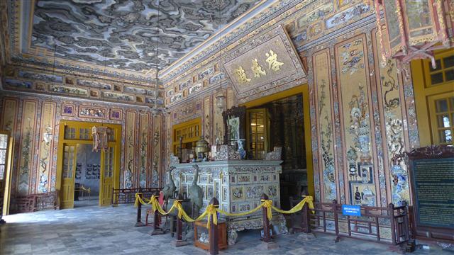 형형색색의 장식물과 화려한 천장화로 서양의 성당을 연상시키는 카이 딩 황제릉의 내부.