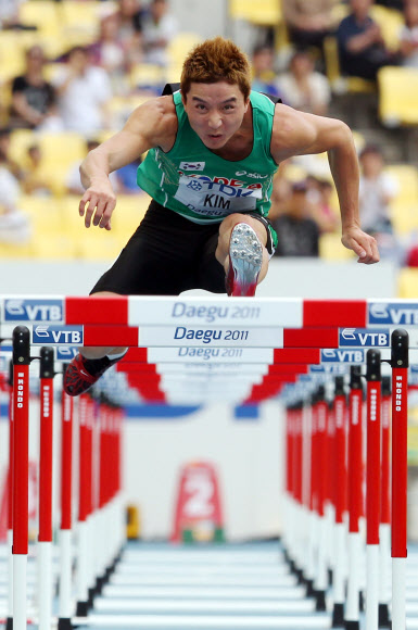 김건우가 28일 대구스타디움에서 열린 세계육상선수권대회 남자 10종경기의 110m 허들에서 온힘을 다해 뛰어넘고 있다.  대구 연합뉴스