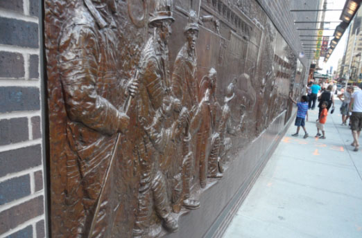 그라운드 제로 옆 소방서 벽에 설치된 9·11테러 당시 순직 소방관 추모 동판에는 ´우리는 당신들을 결코 잊지 않을 것이다´는 글이 새겨져 있다. 
