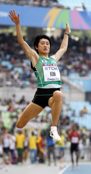 1일 대구스타디움에서 열린 2011 대구세계육상선수권대회  남자 멀리뛰기 예선에서 김덕현이 힘차게 도약하고  있다. 연합뉴스