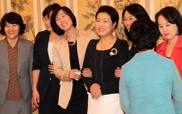 김윤옥(왼쪽 네 번째) 여사가 1일 청와대에서 열린 여성 금융인 초청 간담회에서 참석자들과 팔짱을 끼고 기념촬영을 하고 있다. 연합뉴스
