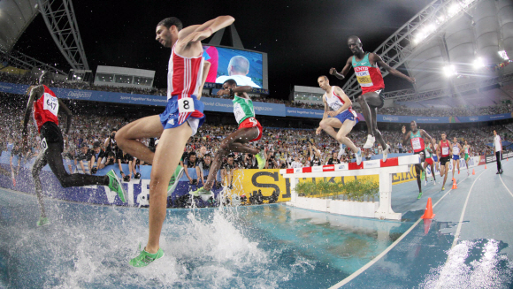 1일 대구스타디움에서 열린 세계육상선수권대회 남자 3000ｍ장애물 결승에서 선수들이 빠르게 물웅덩이를 벗어나고 있다. 대구 도준석기자 pado@seoul.co.kr