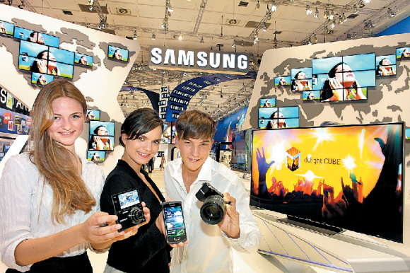 2일(현지시간) 독일 베를린에서 개막한 ‘IFA 2011’ 전시장에서 삼성전자 모델들이 바다 2.0이 탑재된 디지털 카메라를 선보이고 있다.  삼성전자 제공