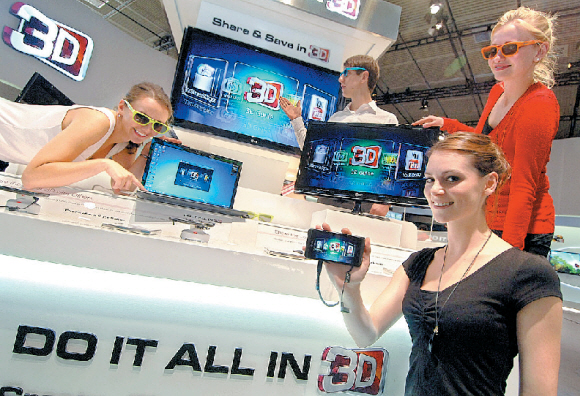 2일(현지시간) 독일 베를린 ‘국제가전전시회(IFA) 2011’ 행사장에서 LG전자가 ‘3D(차원)로 모든 것을 즐겨라’라며 3D존에서 도우미들이 다양한 3D 디스플레이 기기들을 선보이고 있다.  LG전자 제공