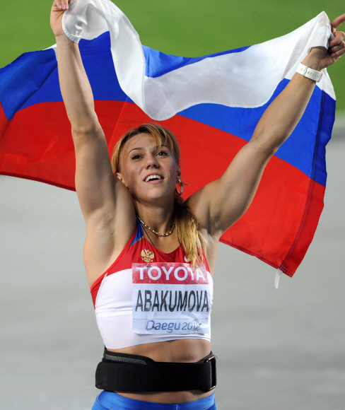 러시아의 마리야 아바쿠모바가 여자 창던지기 결승에서 이번 대회 처음으로 대회 신기록을 세우며 금메달을 차지한 뒤 국기를 번쩍 들고 환호하고 있다. 대구 도준석기자 pado@seoul.co.kr