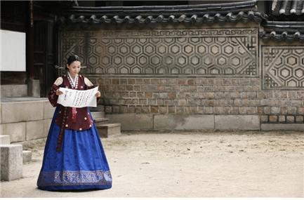 KBS 1TV ‘꽃담의 유혹’에 나오는 순정효 황후. 일제가 순종에게 한·일합병 조약에 서명할 것을 강요하자 옥새를 치마 속에 감추고 내놓지 않았다는 일화가 전해진다. 낙선재 꽃담에는 순정효 황후의 눈물이 배어 있다. KBS 제공
