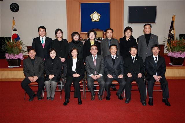 올 1월 3일 강북구의회 본회의장에서 열린 시무식에서 의원 14명이 ‘열린 의정 바른 의정’을 다짐하고 있다. 강북구의회 제공