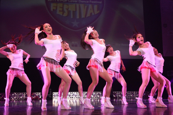 11일 일본 도쿄에서 열린 ‘2011 커버댄스 페스티벌’의 일본 지역 결선 대회에 참가한 한 여성팀이 한국 유명 아이돌 그룹의 춤을 흉내내고 있다. 행사는 ‘한국 방문의 해 위원회’가 주최하고 서울신문사가 주관했다. K팝 커버댄스 일본대회 운영위 제공