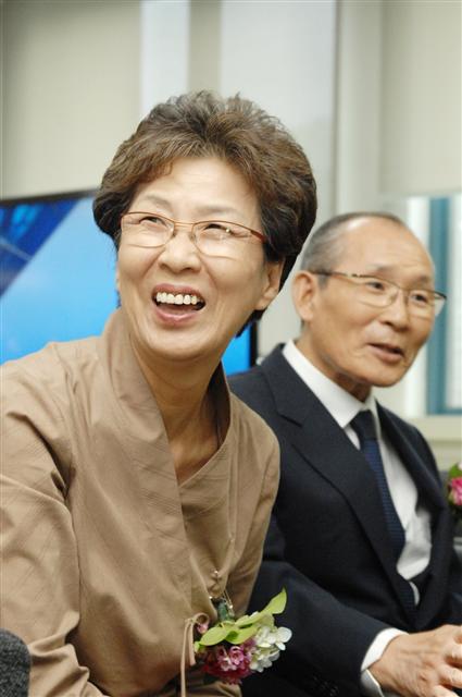 김병호(오른쪽) 서전농원 대표의 부인 김삼열씨가 19일 카이스트에 50억원 상당의 부동산을 기부한 후 밝게 웃고 있다. 카이스트 제공