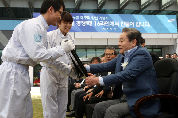 이건희(오른쪽) 삼성전자 회장이 22일 삼성전자 반도체 나노시티 화성캠퍼스에서 열린 ‘메모리 16라인 가동식 및 20나노 D램 플래시 양산’ 행사에서 임직원 대표로부터 16라인에서 생산된 ‘1호 반도체 웨이퍼’를 전달받고 있다. 연합뉴스