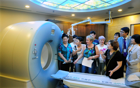 서울성모병원 헬스투어에 참가한 카자흐스탄 여행사 대표들이 핵의학과에서 PET-CT 등 암을 진단하는 첨단 장비를 둘러보고 있다.