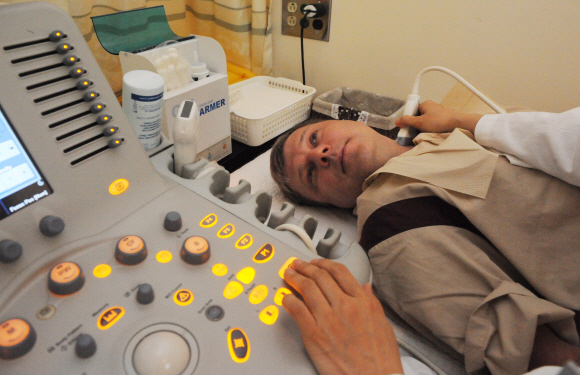 삼성서울병원 건강의학센터에서 러시아 남성이 경동맥초음파 검사를 받고 있다.