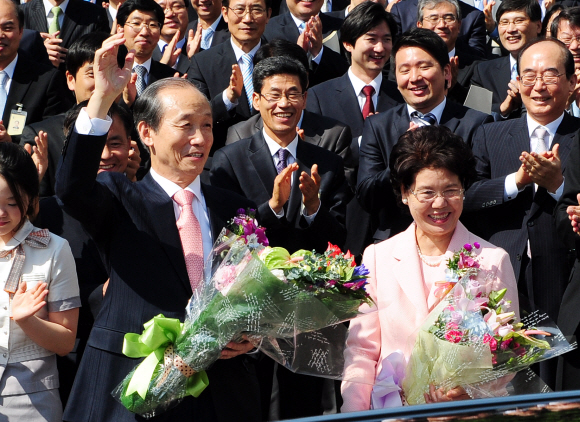 이용훈(왼쪽) 대법원장이 23일 오전 서울 서초동 대법원에서 퇴임식을 마친 뒤 청사를 나서며 직원들에게 손을 들어 인사하고 있다. 이종원 선임기자 jongwon@seoul.co.kr
