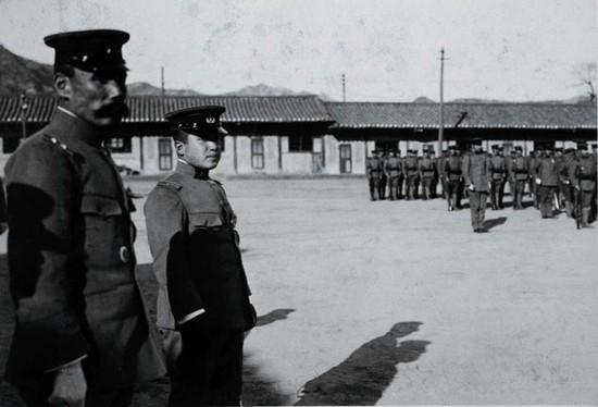 조선 보병대를 방문한 영친왕(오른쪽)