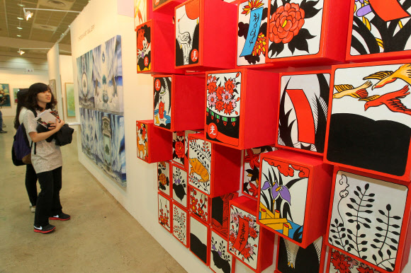 ‘2011 한국국제아트페어’가 열린 서울 삼성동 코엑스 전시장에서 관람객들이 작품을 둘러보고 있다. 전시는 26일 막을 내렸다. 연합뉴스