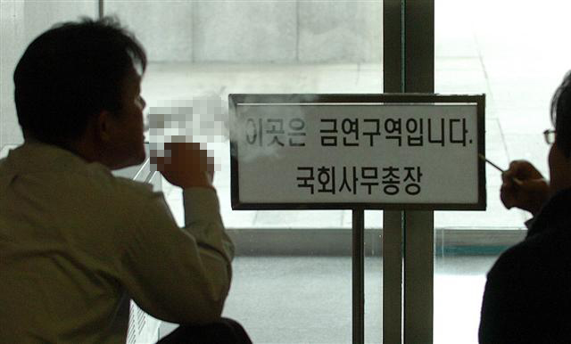 한 기러기아빠가 서울의 한 사무실에서 생각에 잠겨 있다. 서울신문 포토라이브러리