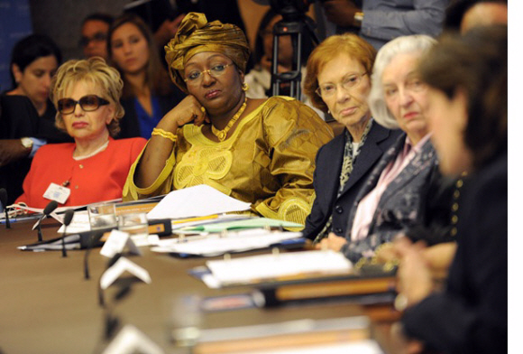 지미 카터 전 대통령의 부인 로잘린 카터(왼쪽 세 번째) 등 전·현직 대통령 부인들이 23일(현지시간) 미국 뉴욕의 포드재단에서 열린 ‘아프리카 영부인 클럽’ 워크숍에서 한 참가자의 의견을 경청하고 있다. 랜드 홈페이지