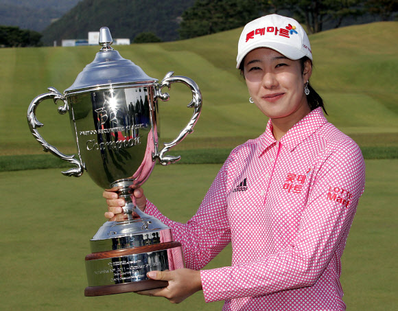 2일 경기도 용인의 지산골프장 남동코스에서 열린 한국여자프로골프(KLPGA) 골든 에이지컵 대우증권 클래식에서 최종 합계 5언더파 211타로 우승컵을 차지한 박유나가 기념사진을 찍고 있다. 연합뉴스