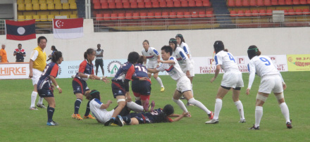 한국 여자럭비대표팀(흰색)이 2일(현지시간) 인도 푸네에서 끝난 아시아여자7인제대회에서 라오스와 혈투를 벌이고 있다.