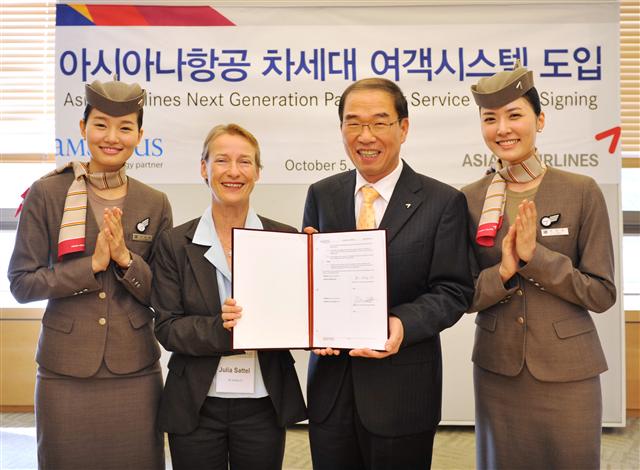 류광희(왼쪽 세번째) 아시아나항공 여객본부장과 율리아 사텔(두번째) 아마데우스 부사장이 5일 서울 오쇠동 아시아나항공 본사에서 차세대 여객시스템 도입 서명식을 갖고 기념사진을 찍고 있다.  아시아나항공 제공