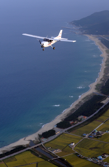 울진비행훈련원 한국항공대 훈련기가 길게 뻗은 울진 해안 상공에서 비행 훈련을 하고 있다.