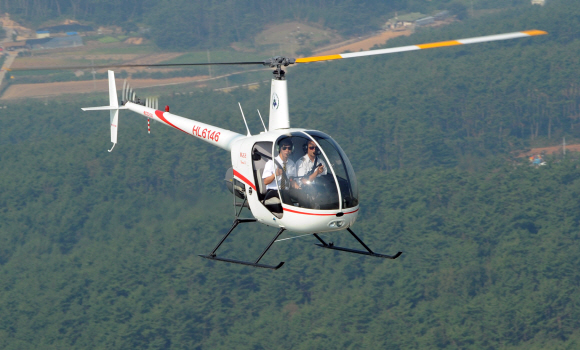 한서대학교 헬리콥터 운항학과 학생이 태안 상공에서 훈련을 받고 있다. 헬기학과는 한서대학교가 국내에서 유일하다.