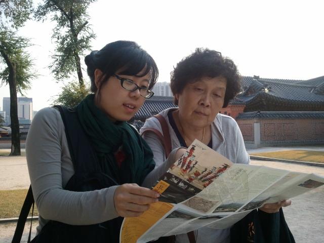 중국인 관광객 왕관주(오른쪽)·리칭 모녀가 지난 5일 서울 경복궁에서 안내 팸플릿을 보고 있다.