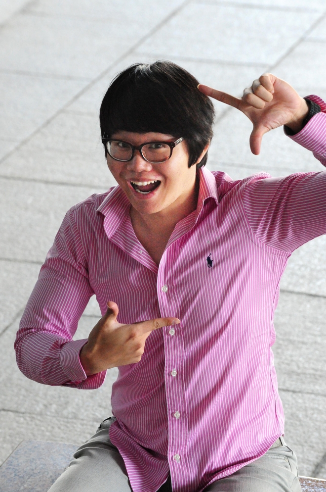 최효종이 서울 여의도 KBS 신관 앞에서 익살스러운 표정을 지으며 활짝 웃고 있다. 이종원 선임기자 jongwon@seoul.co.kr